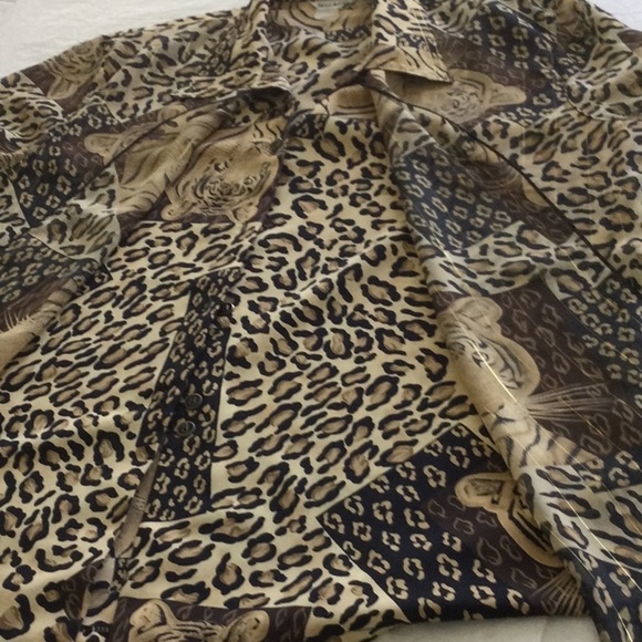 Woman’s Tiger Print Blouse size L color tan and black looks like 2 pc but is 1 - Picture 6 of 9